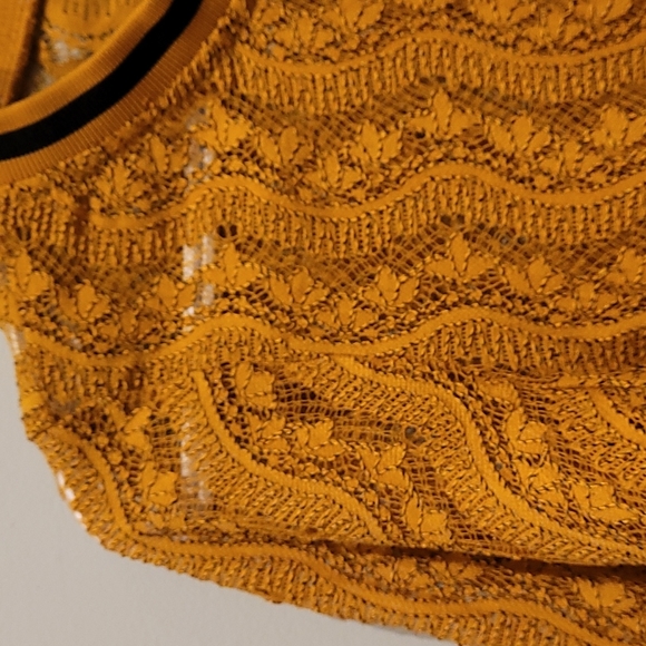 Luna Moon Stunning turmeric lace weave top LIKE NEW - Picture 7 of 14